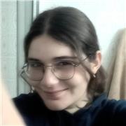 Interesada en impartir clases de inglés a niños de nivel primaria, combinando métodos didácticos y dinámicos.